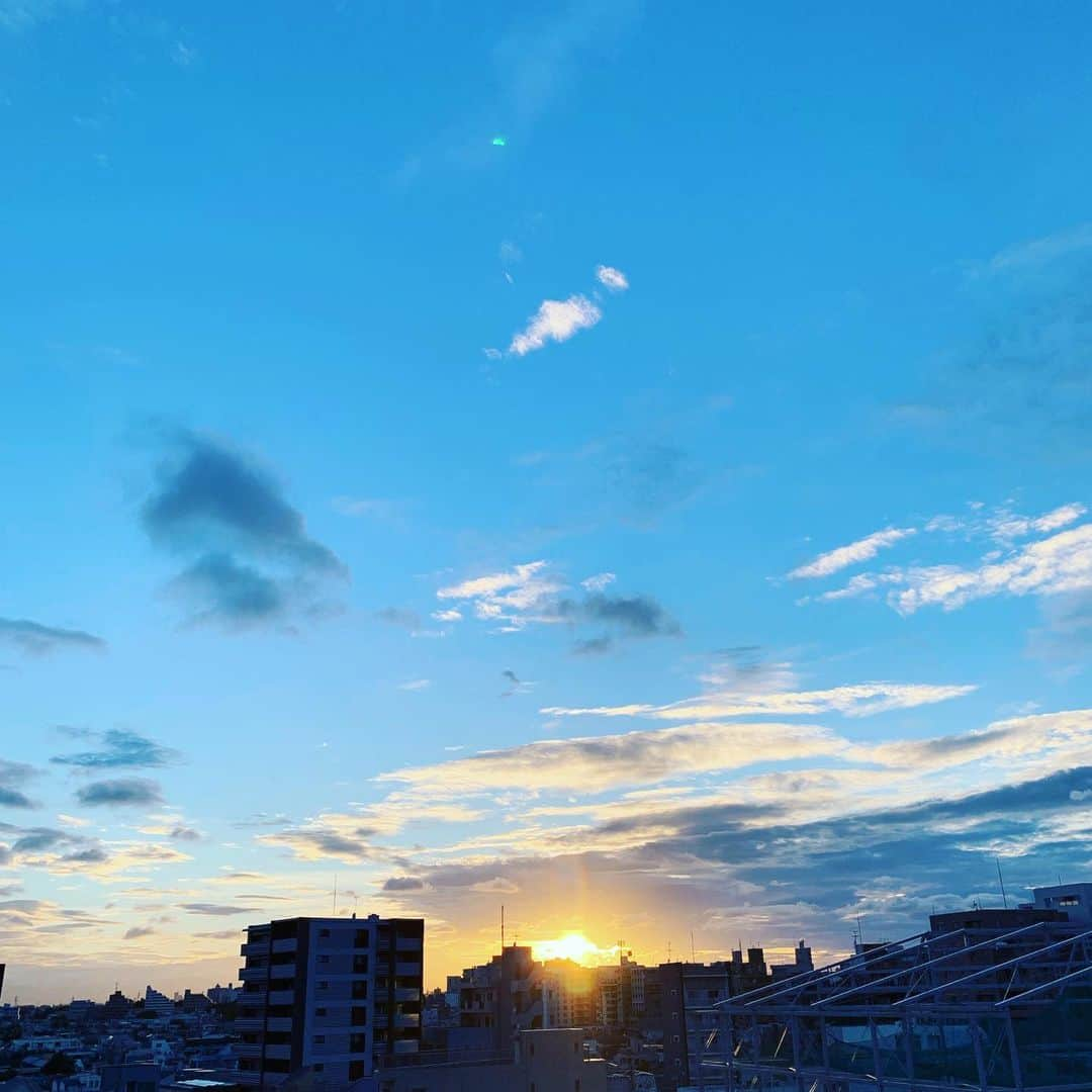 小林 ディスカスさんのインスタグラム写真 - (小林 ディスカスInstagram)「夏が来る👱🏾‍♂️💙💙💙🌞 暑いの嫌だけど、 日照不足が1番嫌いな僕ですっ🙅🏼‍♂️ ってか、もう7月も終わるじゃんね！ えっ！？ 今年は夏、いつまでですか？？ #tokyo #japan #summer #summercoming #夏が来る #もう7月後半 #夏いつまで？ #謎っ子テンション #東京」7月27日 20時58分 - discus_kobayashi