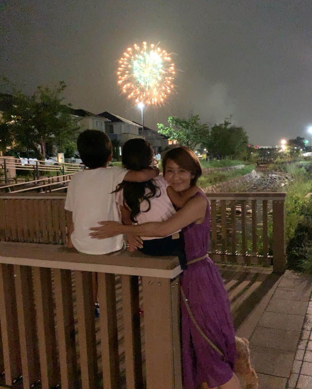 森上亜希子さんのインスタグラム写真 - (森上亜希子Instagram)「今日は自宅のすぐ近くで花火大会がありました！  家の前の公園から凄く綺麗に見える花火🎆  夏だね！  た〜まや〜🎇 #花火大会 #花火 #夏 #好き #2児のママ #tennis #テニス」7月27日 21時08分 - akiko_morigami