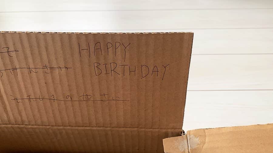 栗原恵さんのインスタグラム写真 - (栗原恵Instagram)「🌰 昨夜兄から荷物が届きました📦 ・ 中には美容グッズが🤔 ・ ・ 🧑🏻「頼んだ覚えがない荷物が届いたんだけど…」とLINEすると ・ 👨🏻「誕生日プレゼントよ。箱にハッピーバースデーと書いてあるじゃろ」と。 ・ ・ 🧑🏻「！！！」(美容グッズ大好き) ・ ・ 兄の優しさと プレゼントの嬉しさと 箱の再利用感と。笑 兄からの直筆誕生日メッセージに一人でニヤニヤした夜でした📦笑 ・ ・ #兄大好き #誕生日プレゼント #ハッピーバースデー #みんなでわけんさい #えたじまのやさい🍆🍅🥕🥔 #リサイクル」7月27日 21時01分 - megumi_kurihara_official