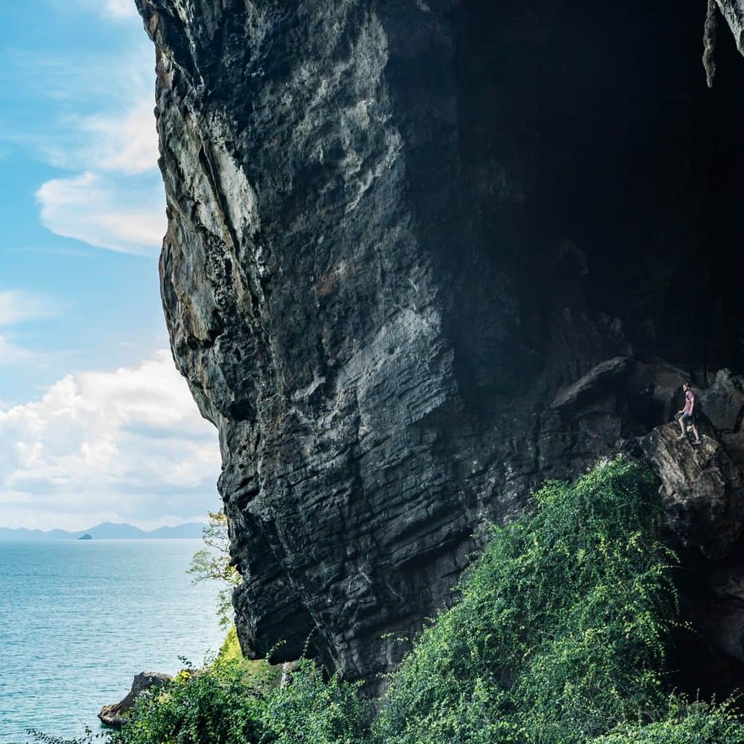 ルフトハンザさんのインスタグラム写真 - (ルフトハンザInstagram)「Standing on the gigantic rock walls that rise vertically out of the sea, the view takes our breath away and we feel very small. #FindYourAdventure #FlyToBangkok #Lufthansa」7月27日 21時01分 - lufthansa