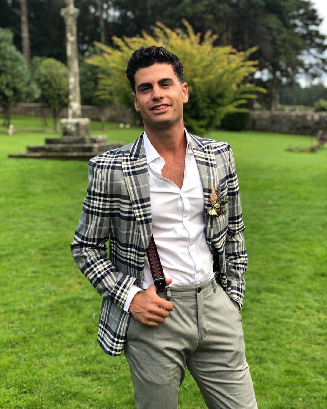 ハビエル・ラジャのインスタグラム：「Suited up for the occasion 👰🎩」
