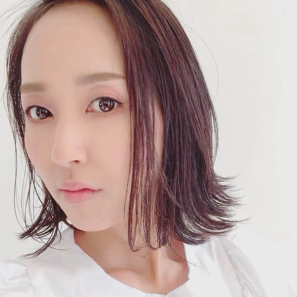石田 祥子さんのインスタグラム写真 - (石田 祥子Instagram)「Hair cut ✂︎ @k.e.y_yuji_tanaka . . 切りっぱなしボブ 娘は念願のふんわりヘアに♡ . 嬉しそうにしている娘を見て 私もニヤニヤ . 二人で美容院を楽しめるようになったんだなぁー☺️」7月27日 21時02分 - shoko_ishida