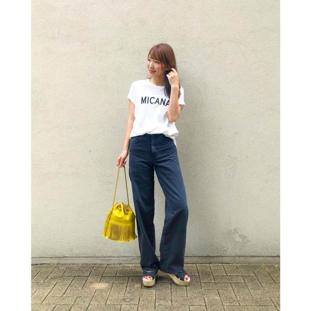 mamagirl ママガールさんのインスタグラム写真 - (mamagirl ママガールInstagram)「. . #mamagirl からピックアップ♡ . 『#ユニクロユー の #カーブパンツ が人気沸騰👖💫』 . 「シルエットがキレイ👏」 「脚長効果バツグン👏」 と話題の#uniqlou のカーブパンツ✨ 今回3種類発売されているそうなのでぜひチェックしてみて下さいね♩ 早速購入したというおしゃれママたちのコーデをチェック☝💙 . @chanimomo さん @yun_wear さん @1728t さん @maki_h.a さん @shizuka.watanabe さん . タグ付け、そして素敵なお写真ありがとうございます😌💕 . . ----------------------------------------------- mamagirlでは、ママ、パパ、マタニティママ、皆様からの投稿をお待ちしております♪ . 投稿方法は#mamagirl を付けるだけ！ . ✨素敵なお写真は、mamagirl instagram、Facebook、twitter、公式アプリkirarapostの記事内で紹介させていただきます。 . . mamagirlの公式アプリkirarapostではinstagramでは見られないおしゃれママ情報がたくさん！ . プロフィールよりぜひダウンロードしてください❤ . . #ママコーデ #ママファッション #キッズ #ママリンク #リンクコーデ #親子リンクコーデ #ママ友 #ママ友募集#子育て #育児 #親子コーデ #プチプラコーデ #着回しコーデ #コーディネート #双子コーデ #男の子ママ #女の子ママ  #夏ファッション #夏コーデ #ワイドフィットカーブパンツ #ワイドフィットカーブジャージーパンツ #ワイドフィットカーブジーンズ #ユニクロ #uniqlo #ユニジョ」7月27日 21時02分 - mamagirl_jp