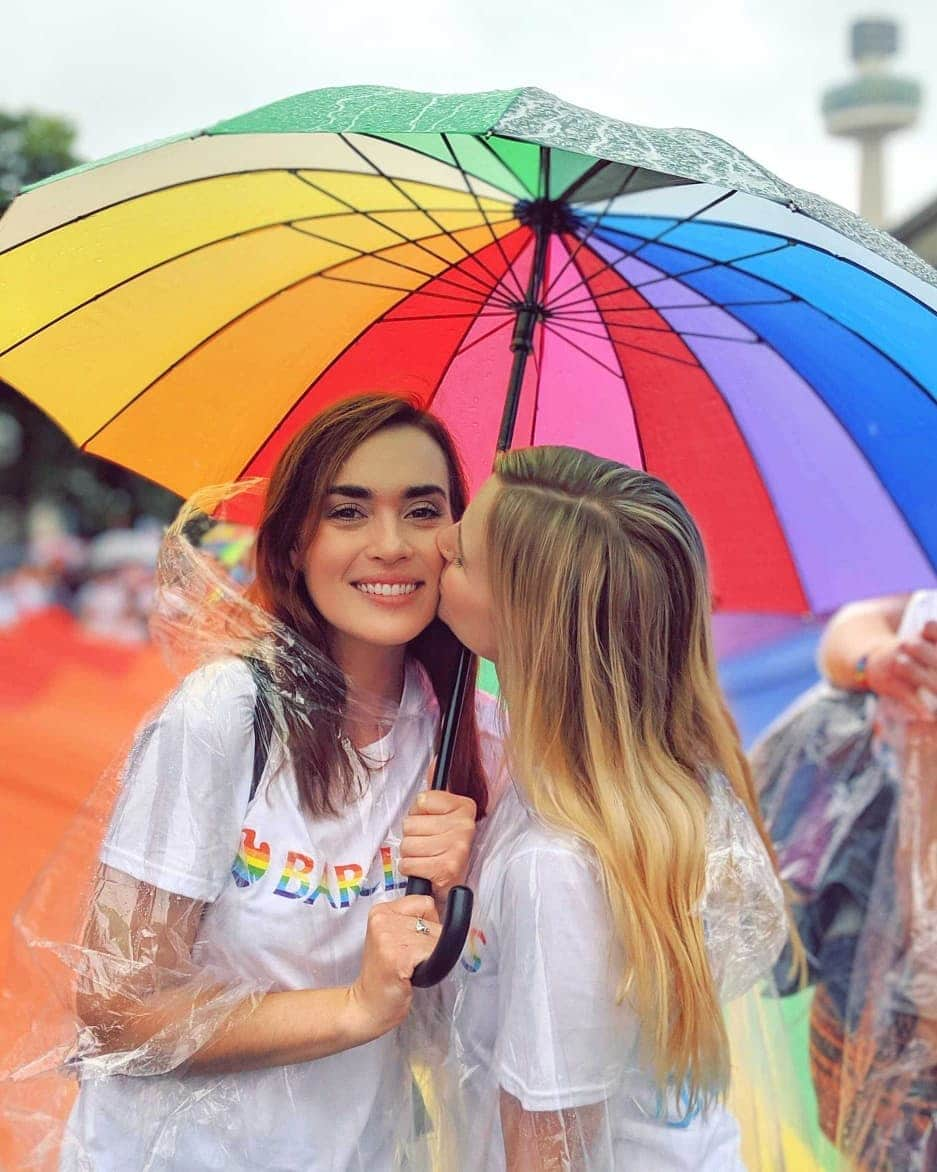 Rose Dixさんのインスタグラム写真 - (Rose DixInstagram)「#Ad No one's going to rain on my parade ❤️🌈🎉 Thank you @barclaysuk for keeping us dry under the rainbow #lovegoesthedistance #liverpoolpride2019」7月27日 21時02分 - roseellendix