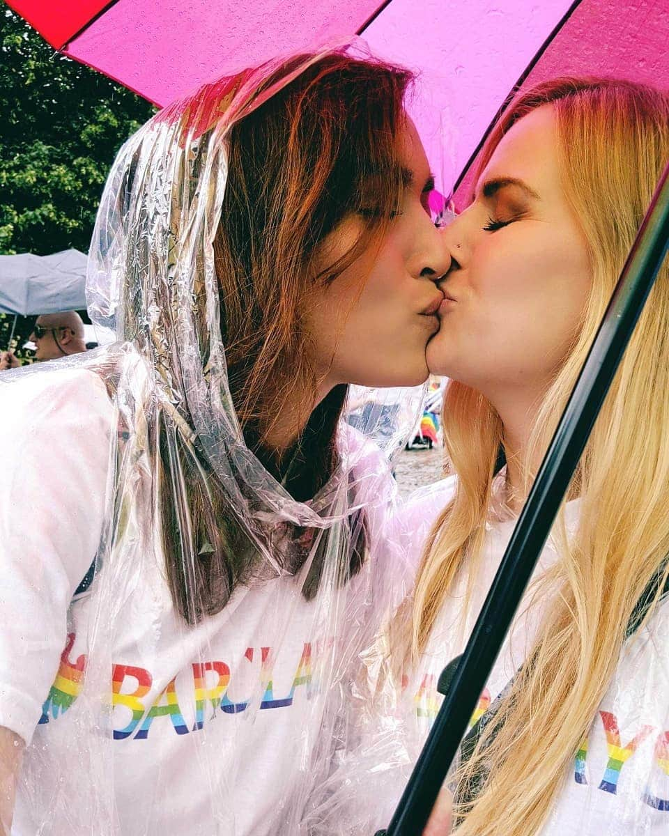 Rose Dixさんのインスタグラム写真 - (Rose DixInstagram)「#Ad No one's going to rain on my parade ❤️🌈🎉 Thank you @barclaysuk for keeping us dry under the rainbow #lovegoesthedistance #liverpoolpride2019」7月27日 21時02分 - roseellendix