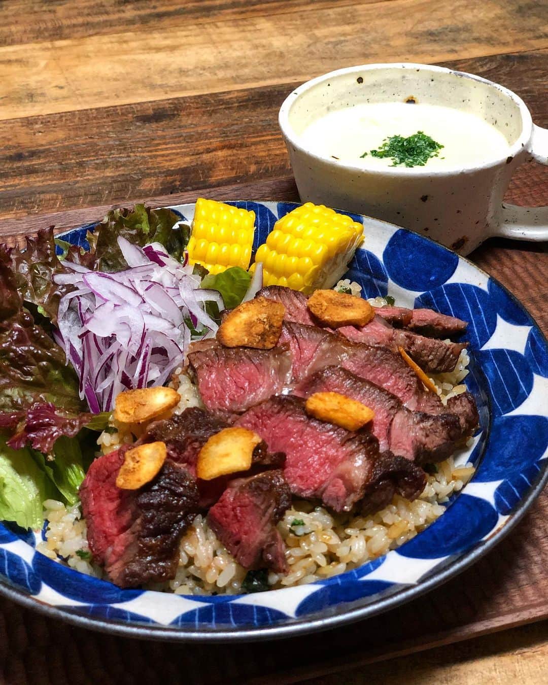 chaako ちゃあこのインスタグラム：「2019.7.27 * * 今日の晩御飯٩(๑❛ᴗ❛๑)۶ * #土用の丑の日なのに… ＊ステーキ ＊ガーリックライス ＊サラダ ＊コーンポタージュ * でした(๑´ڡ`๑) * 今日は土用の丑の日ですが… 夫が鰻より肉が食べたいって( ꒪⌓꒪) 櫃まぶし作ろうかと思ってたのに！ * 土用の丑の日って鰻じゃなくても「う」が付く物でもいいって言うけど… * 肉ってね…言うと、夫が 「あ！牛！うしで良くない？」って(笑) * まぁいいけどね、お肉でも… 鰻食べたかったけどね( ﾉД`)ｼｸｼｸ… * ごはんもガーリックライスにして。 いつも美味しそうな @yuukitohikari さんのレシピを参考に♡ * パセリじゃなくて大葉をたっぷり。 くどくなくて、超美味しかったー٩(๑♥ڡ♥๑)۶ * お肉もガーリックライスも美味しかったけど… うなぎぃぃぃー( ˃ ⌑ ˂ഃ ) * コーンポタージュ…白くしか写らなかった… * * *」