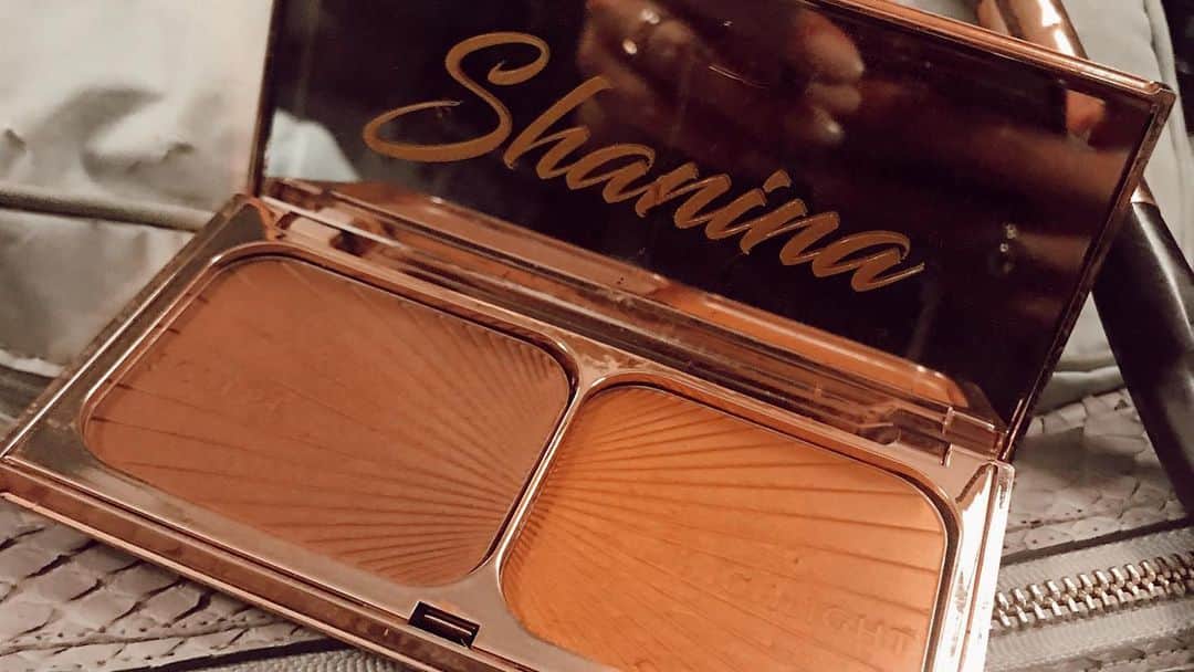 シャニーナ・シャイクさんのインスタグラム写真 - (シャニーナ・シャイクInstagram)「My glow makeup essentials this summer ... swipe left 💋」7月27日 21時05分 - shaninamshaik