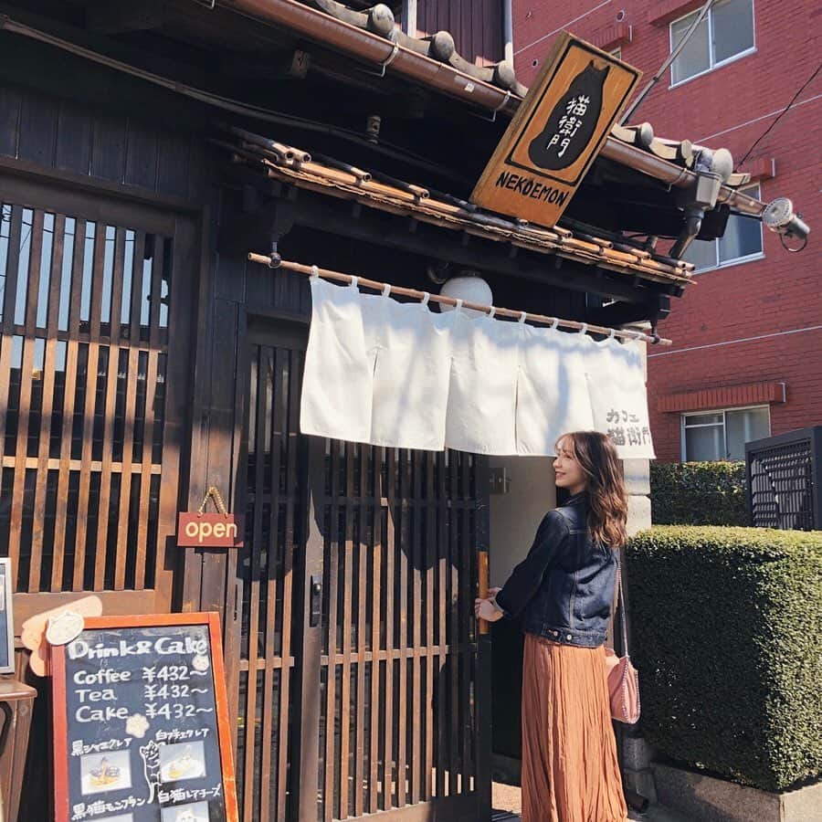 松尾 瞳さんのインスタグラム写真 - (松尾 瞳Instagram)「. 私が出演した #トーキョーブックマーク の WebCMのオフショットたち👯‍♀️💖 . この撮影で私ははじめて上野に行ったんだけど、 博物館、美術館、可愛いカフェ、 上野動物園、、 他にも楽しめるスポットがいっぱいで レトロな商店街での食べ歩きも楽しめるし、 ３日間撮影があったんだけど最後まで全然飽きずに、 お仕事だけどお仕事って事忘れそうになるくらい 楽しめた撮影でした😂💖笑 . なので上野巡りの女子旅プランは 私的にとっってもおススメ🌼🌼 . 夏休み旅行で東京に来る方とかはぜひ、、🥰 . #東京旅行 #上野 #女子旅 #トーキョーブックマーク #PR」7月27日 21時06分 - hitomimatsuo.09