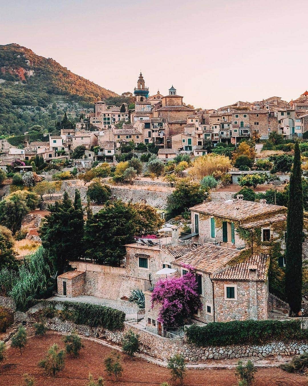 BEAUTIFUL DESTINATIONSさんのインスタグラム写真 - (BEAUTIFUL DESTINATIONSInstagram)「2,000 people reside in the idyllic village of Valldemossa. The countryside makes it a wonderful spot for hikers to use as a base before heading off on a trail. (📷: @bmseventh 📍: Valldemossa, Mallorca)」7月27日 21時17分 - beautifuldestinations