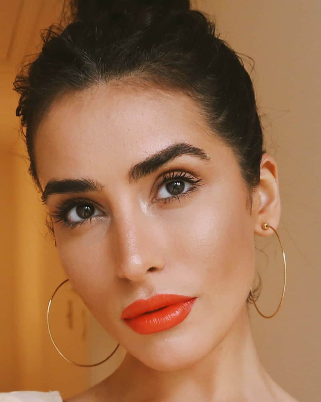 ボビイブラウンさんのインスタグラム写真 - (ボビイブラウンInstagram)「Raise your hand if you know the secret to @sazan's easy summer beauty routine! Hint: it’s the key to fresh, healthy looking skin. Head over to our stories for the answer.  #bobbibrown #motd #summermakeup #sazanhendrix #skinlongwear #glow #freshface」7月27日 21時15分 - bobbibrown