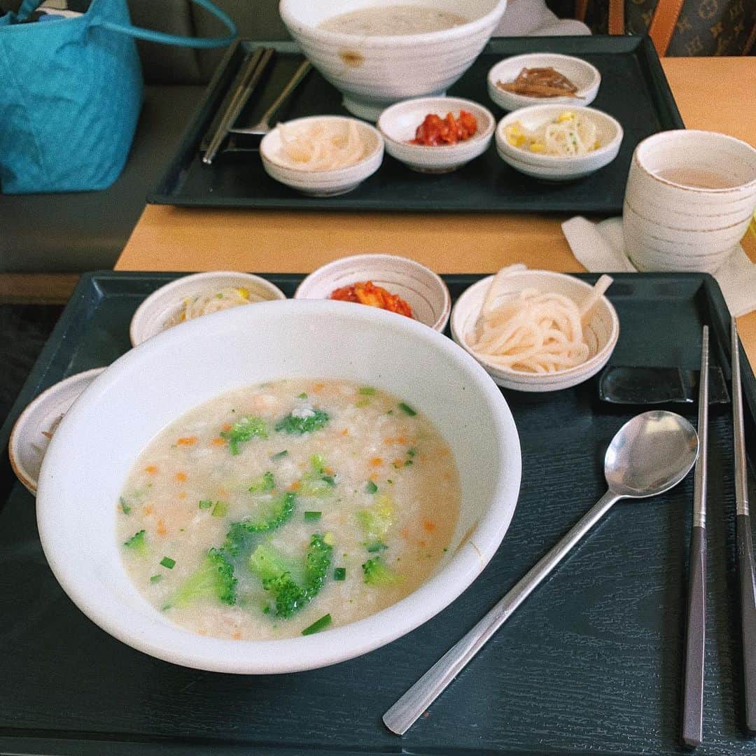 sayocoのインスタグラム：「味加本🍚🥢 ・ おかゆがとーっても美味しくて 日本人ばっかりだった😂♥️ ・ また韓国行ったら絶対行きたい。！！ ・ (写真映えないけど、また行くために記録✍️) ・ ・ #味加本#お粥#明洞#韓国旅行#sayo_trip」
