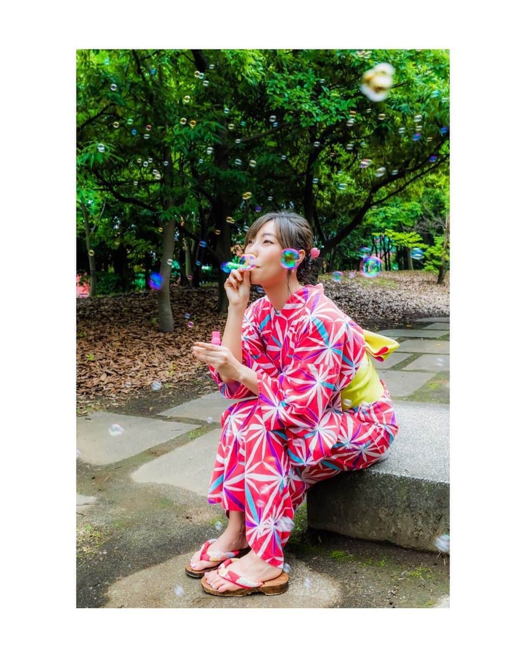 のインスタグラム：「・ ・ ・ 台風ばっかりいやですねぇ。 雨に雷に強風に… お出かけされる際はみなさん お気を付けてくださいね。 台風で気分が下がらないように のほほんな写真おいていきます。 ・ ・ #撮影会 #撮影会モデル #個撮 #個人撮影会 #フェスタソーレ撮影会 #ロケ撮影 #浴衣 #シャボン玉 #photoby @tricksterports #thankyou  #followme #japanesegirl」