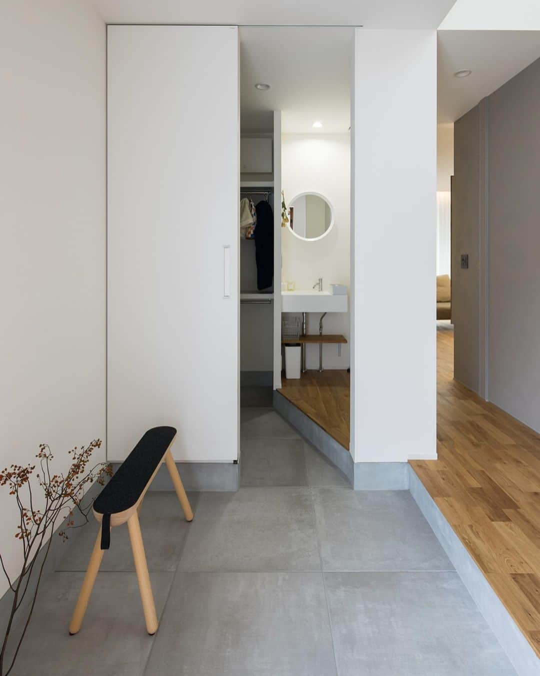 ルポハウス一級建築士事務所さんのインスタグラム写真 - (ルポハウス一級建築士事務所Instagram)「・ ・ ・ モルタル風のタイルとホワイトの扉の組み合わせがシンプルで 素敵な玄関。 ・ シューズクロークと洗面スペースは扉ひとつで仕切られ、プライベート空間を守られます。 ・ ・ ・ ルポハウスの施工事例をもっと見てみたい方は こちらまで☞ @reposhouse ・ #ルポハウス は#ちょっとかっこいい家 を"友人のために"という思いでつくっています。 ・ 一生に一度の#マイホーム。 「あなたにしかできない」×「ルポハウスだからできる」で、私たちだけの#家づくり を思いっきり楽しんでみませか？！ ・ ・ ・ #家 #注文住宅  #新築一戸建て  #デザイナーズ住宅 #一級建築士事務所 #設計事務所 #instahouse  #滋賀 #大津 #草津 #栗東#玄関インテリア #モルタル風タイル #ホワイトインテリア #ノルメイド #シープベンチ #名古屋モザイクタイル #コットメント #無垢フローリング #ナラ床材 #サンワカンパニー洗面台」7月27日 21時20分 - reposhouse