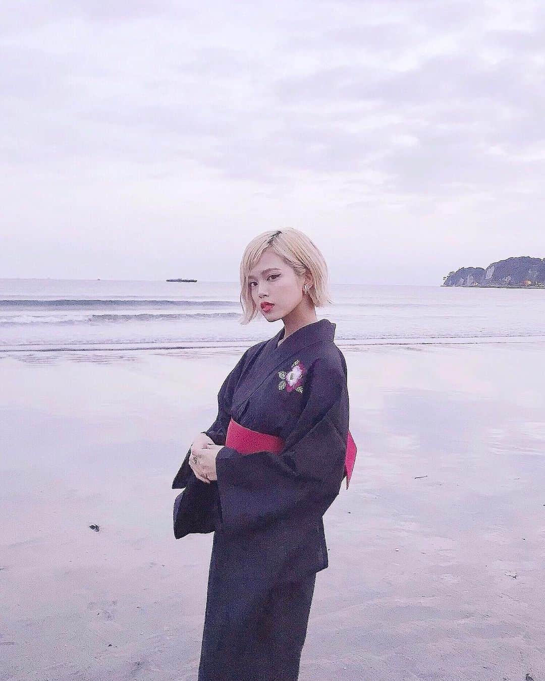 のインスタグラム：「浴衣🥀  夏を悼むような黒を ﻿ ﻿ ﻿ ﻿ #yukata #yukatagirl #japanesegirl #kamakura #浴衣 #浴衣女子 #浴衣ヘア #鎌倉 #鎌倉花火大会 #由比ヶ浜 #由比ヶ浜海岸 #花火大会 #金髪 #金髪ボブ #ハナエ #HANA」
