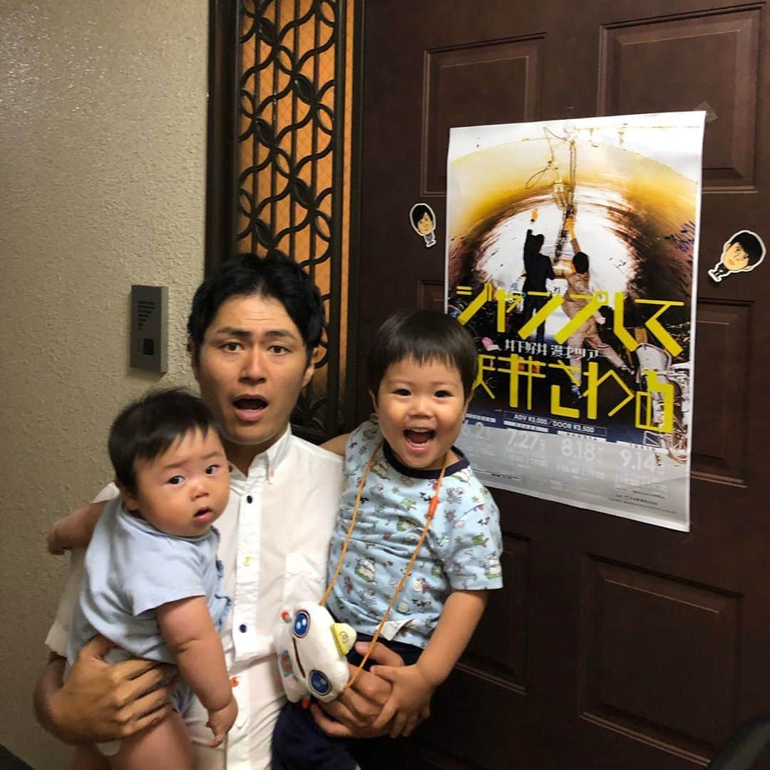 梅村賢太郎さんのインスタグラム写真 - (梅村賢太郎Instagram)「#井下好井 #単独ライブ #罰ゲーム #ポスター #シール #玄関に貼る #いやや #写真撮った  #近隣の人に声かけられた #た、単独ライブあるんですか #気まずい #いえ、ちがうんです #え #え #気まずい #ラフ次元 #真似してみた #センター分け #小梅 #koume  #青梅 #aoume」7月27日 21時23分 - rahujigenume