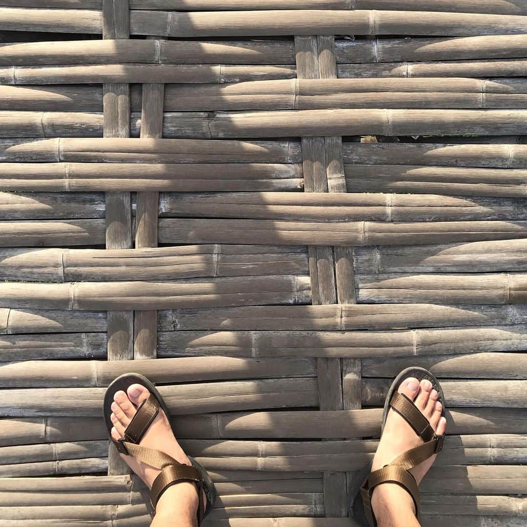 倉岡晋也のインスタグラム：「Footsteps ✔︎ Summer is in the air I need flexible mind, like a that’s bamboo 竹のようにしなやかになりたい 柔軟だけど芯があるような… 山奥にある竹橋の村を訪れた 虫の声や渇いた空気の中を歩くと いつかの夏と繋がるみたいで面白い。。 #bamboobridge #倉岡旅の記録」