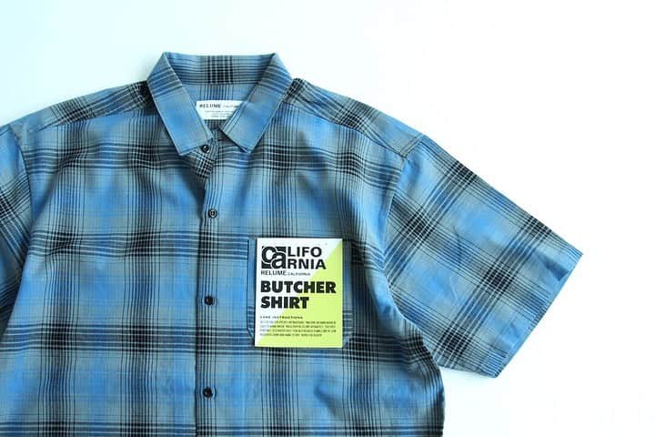 のインスタグラム：「﻿ あの大ヒットパンツ“シェフパンツ”に引き続き“ブッチャーシャツ”が発売！﻿ ﻿ 肉屋や食料品を販売する人が着用していたシャツをもとにrelumeらしくブラッシュアップされた“ブッチャーシャツ”。﻿ ﻿ トレンドを抑えたほど良くオーバーサイズを取り入れたデザインで、ワークシャツ感覚で着ていただけます。﻿ ﻿ 肩肘張らない着心地で2019年のサマーコーデにももってこいのアイテム。﻿ ﻿ ぜひ、お近くのrelumeショップにてご覧くださいませ。﻿ ﻿ ﻿ butcher shirt ￥5,000+tax﻿ no.19051464602030﻿ ﻿ ﻿ ﻿ #shirt﻿ #butchershirt﻿ #19ss﻿ #19fw ﻿ #mens﻿ #baycrews﻿ #relume﻿ #journalstandardrelume﻿ ﻿」