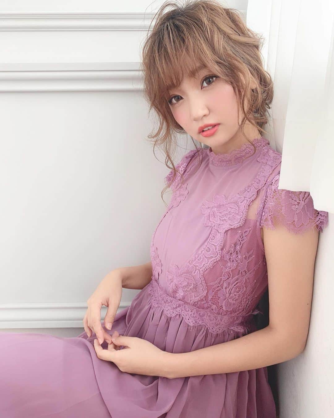 いっちゃん/嶋津 いつみのインスタグラム：「. . やっと週末やー🙆‍♀️❤️❤️❤️ . . . 明日はバキバキの体を癒しに マッサージに行く予定👍🏻✨ . . . カフェ☕️にも行きたいなぁ🤔💨 海🏖も行きたい💕 . . . . . 紫の衣装は @dress_vacation のだょ💓 . . . . . #関西  #関西サロモ  #サロンモデル #サロモ #いっちゃん  #フリーモデル #関西モデル  #あざといっちゃん #かわいっちゃん #いっちゃんコーデ #ブライダルモデル #アレンジモデル #ヘアカラー  #ヘアアレンジ #ootd #撮影依頼受付中 . . . . . . . .  7月8月のお仕事依頼受付中です🧚🏻‍♀️💜」