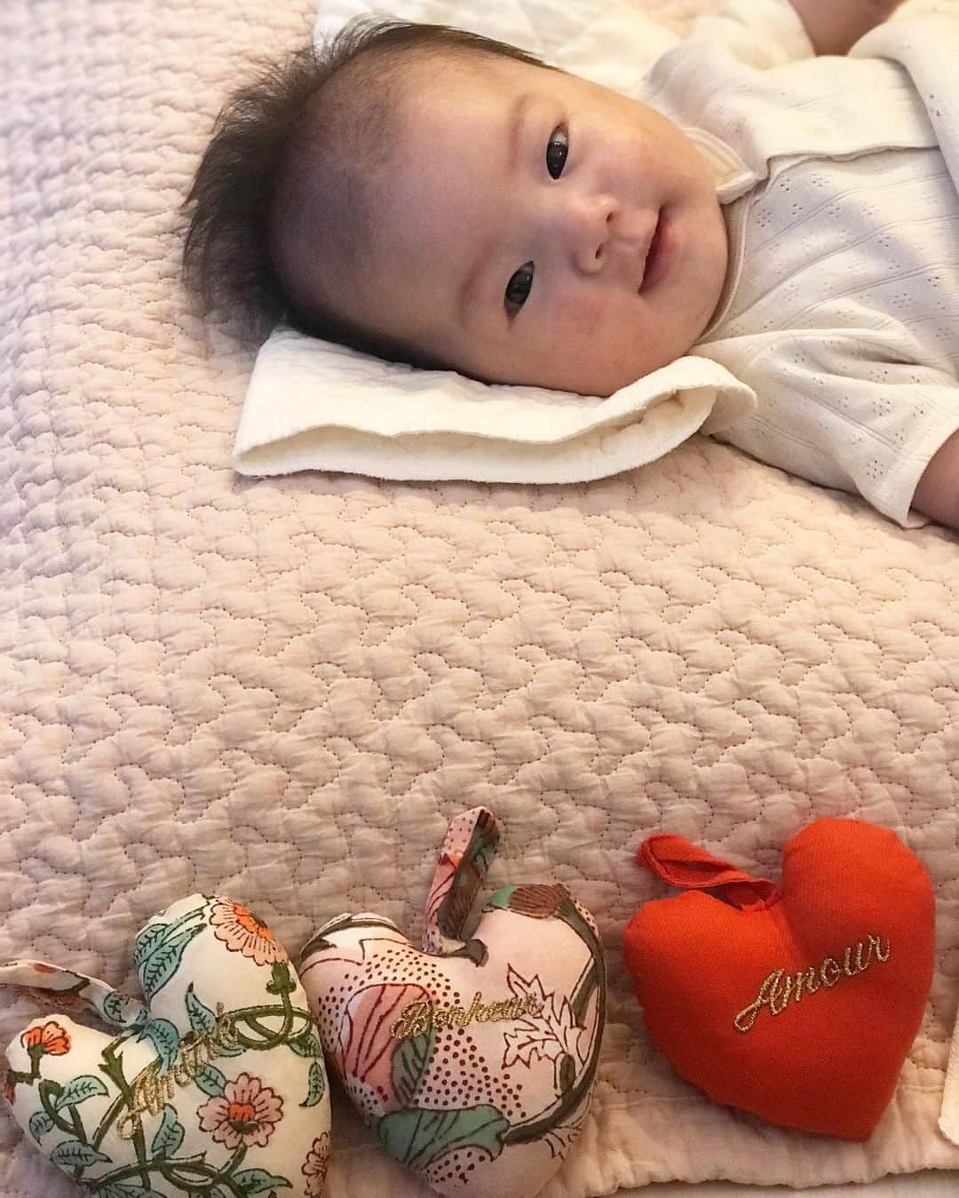 濱中鮎子のインスタグラム：「目線とスマイルいただいたんで、かぁさん頑張ります。  #かわいい来訪者にも動じず睡眠  #お嬢  #母帰りました #お世話になりました  #そして旦那ラインママが来てくれました涙  #ありがたすぎる」