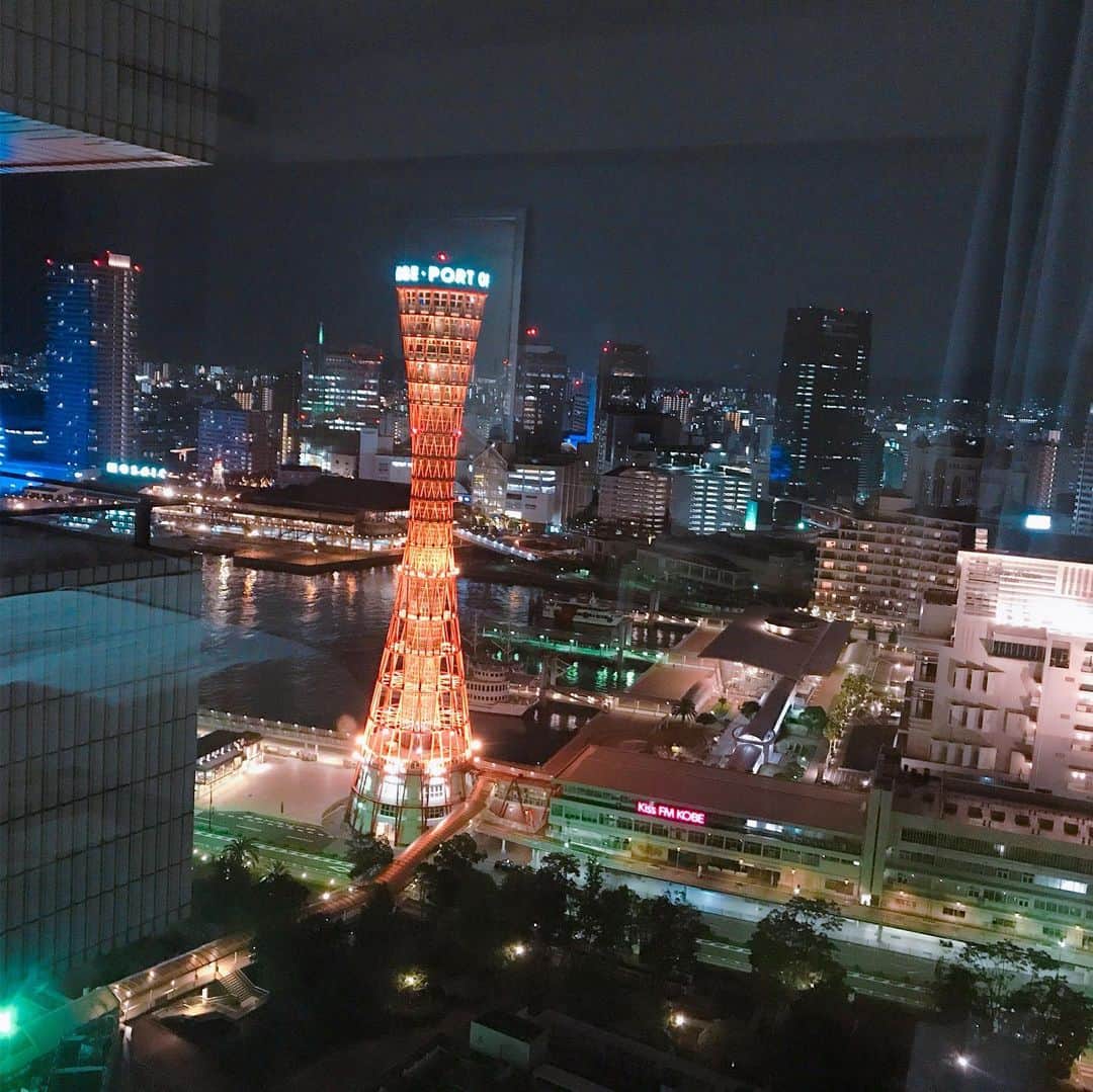 DJ MIYAさんのインスタグラム写真 - (DJ MIYAInstagram)「きゃっほーぉ❤️今月は、ひとりで神戸にも旅をしてきましたぁ❤️(o^^o) . . 宿泊したのは、 #ホテルオークラ神戸 様です🌈  歴史のあるオークラグループ💗 . メリケンパークに隣接していて、とってもいい場所にそびえたつタワーでした❤️ . 25階のリニューアル後のお部屋、めっちゃ寛げたよーぉ💗 . . お風呂とシャワーブースが別々に設置するされていたのもとても使いやすかったです❤️ . .  楽しかった。💗 . .  今回は、ひとり旅だったので中国や、インドからきた観光客の人が撮ってくれましたー。 いつも誰かしら写真撮ってくれる。 ありがとうございます！💗 . . . 【2019年7月MIYA神戸ひとり旅】 . . .  #タビジョ #女子旅  #神戸旅 #国内旅行 #旅コーデ #関西女子旅  #旅ブロガー #インスタグラマー #インフルエンサー #旅行記 #旅 #旅好き #ひとり旅 #1人旅 #今日のコーデ #ファッション  #ファッションブロガー #旅行好き  #神戸旅行 #神戸 #関西ひとり旅 #神戸女子旅 #KOBE #ファッションコーデ #モデル #神戸メリケンパーク #旅インスタグラマー #旅好き女子 #女子旅行」7月27日 21時37分 - dj_miya