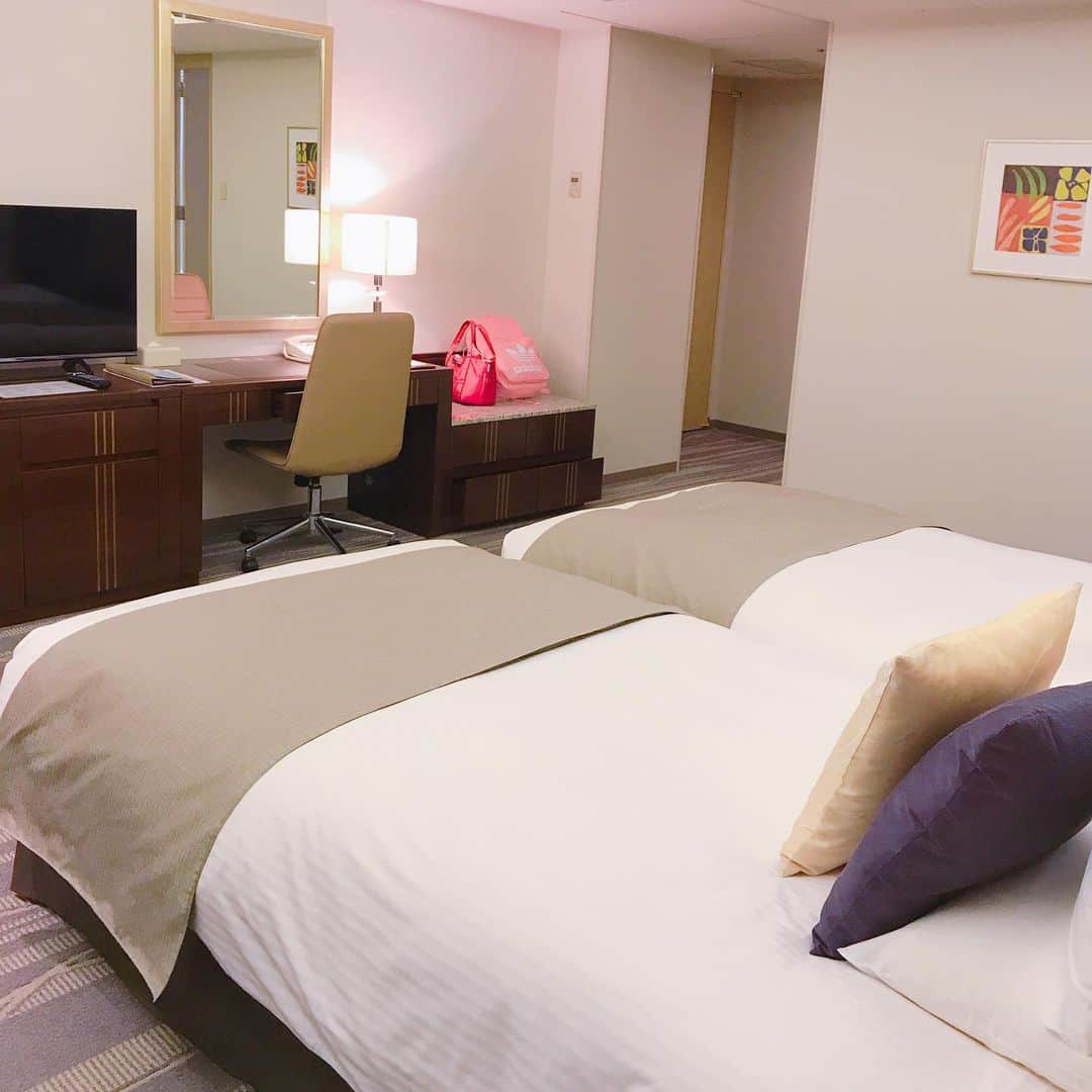 DJ MIYAさんのインスタグラム写真 - (DJ MIYAInstagram)「きゃっほーぉ❤️今月は、ひとりで神戸にも旅をしてきましたぁ❤️(o^^o) . . 宿泊したのは、 #ホテルオークラ神戸 様です🌈  歴史のあるオークラグループ💗 . メリケンパークに隣接していて、とってもいい場所にそびえたつタワーでした❤️ . 25階のリニューアル後のお部屋、めっちゃ寛げたよーぉ💗 . . お風呂とシャワーブースが別々に設置するされていたのもとても使いやすかったです❤️ . .  楽しかった。💗 . .  今回は、ひとり旅だったので中国や、インドからきた観光客の人が撮ってくれましたー。 いつも誰かしら写真撮ってくれる。 ありがとうございます！💗 . . . 【2019年7月MIYA神戸ひとり旅】 . . .  #タビジョ #女子旅  #神戸旅 #国内旅行 #旅コーデ #関西女子旅  #旅ブロガー #インスタグラマー #インフルエンサー #旅行記 #旅 #旅好き #ひとり旅 #1人旅 #今日のコーデ #ファッション  #ファッションブロガー #旅行好き  #神戸旅行 #神戸 #関西ひとり旅 #神戸女子旅 #KOBE #ファッションコーデ #モデル #神戸メリケンパーク #旅インスタグラマー #旅好き女子 #女子旅行」7月27日 21時37分 - dj_miya