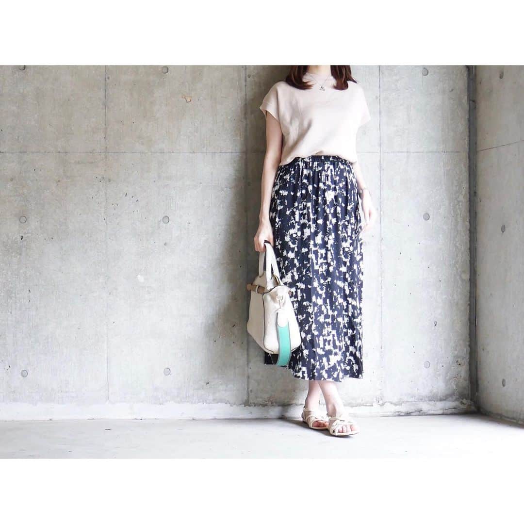 htrkmkのインスタグラム：「・ ・ 一気に蒸し暑く なってきましたね🔆🔅 ・ #ユニクロ では珍しい 柄物のスカート モノクロのペイント柄？が シックで大人っぽく 母にも「UNIQLOに見えない😳」 と好評でした◎🙌🏼 ・ ・ 丸首のフレンチスリーブニットは 猛暑日には着れないけど もちっとした肉厚でなめらかな生地が とっても高見えするし 秋まで長く使えそう◎ ・ ・ tops @urs_official #urs_styling  skirt #uniqlo @uniqlo @uniqlo_ginza  shoes @sesto_shoes  コーデ詳細は @htrkmk のブログまで ・ ・ #locari #mineby3mootd #instafashion #instagood #coordinate #コーディネート  #プチプラコーデ #プチプラファッション #今日のコーデ  #OLコーデ #ママコーデ  #通勤コーデ #きれいめコーデ #アラサーコーデ #きれいめカジュアル #着まわしコーデ #シンプルコーデ #大人コーデ #30代コーデ #オフィスカジュアル  #ユニジョ #gumania #ユニクロコーデ #arine_ootd」