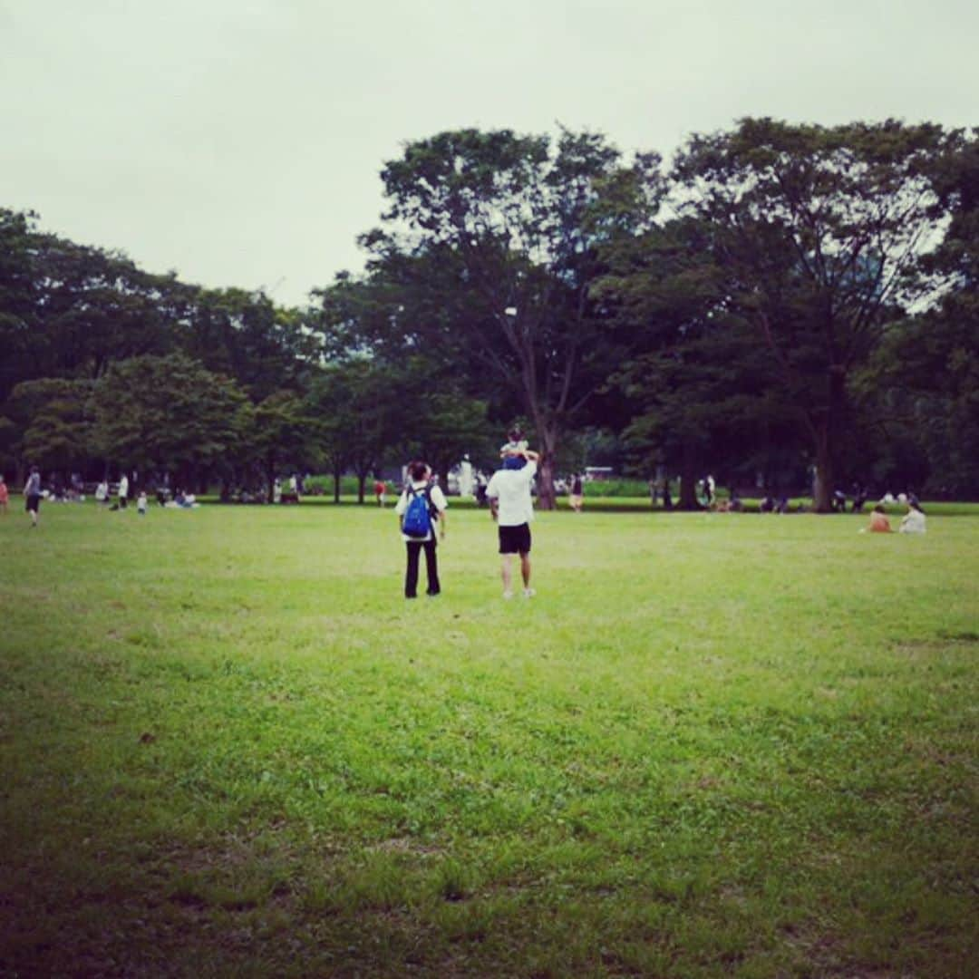 尾形貴弘さんのインスタグラム写真 - (尾形貴弘Instagram)「こないだ家族で公園に行った時 オシャレなファミリーがいるなぁーーと思ったらなんと安田さんファミリー！！！ それから一緒に遊んで、たくさん写真も撮ってもらって嬉しかったなぁー！！！家族で遊べるの嬉しい！！さくちゃんもそれまでグズグズだったのに安田さんファミリーに会ったらすっかりご機嫌で息子くんともすぐ一緒に遊んでて二人とも本当に可愛すぎたなーー！！！ 楽しい日だった！！！ #柴犬大好き #柴犬マニア  #愛犬  #赤柴 #しばけん  #しばちゃん  #しばいぬ大好き  #shibainu  #shiba_snap  #犬ばか部  #いぬばか部 #ミク #三九 #39 #パンサー尾形 #赤ちゃん #赤ちゃんのいる暮らし #赤ちゃんと犬 #1歳4ヶ月 #サンキュー #ママリ #ベビフル」7月27日 21時42分 - miku3_miku_9