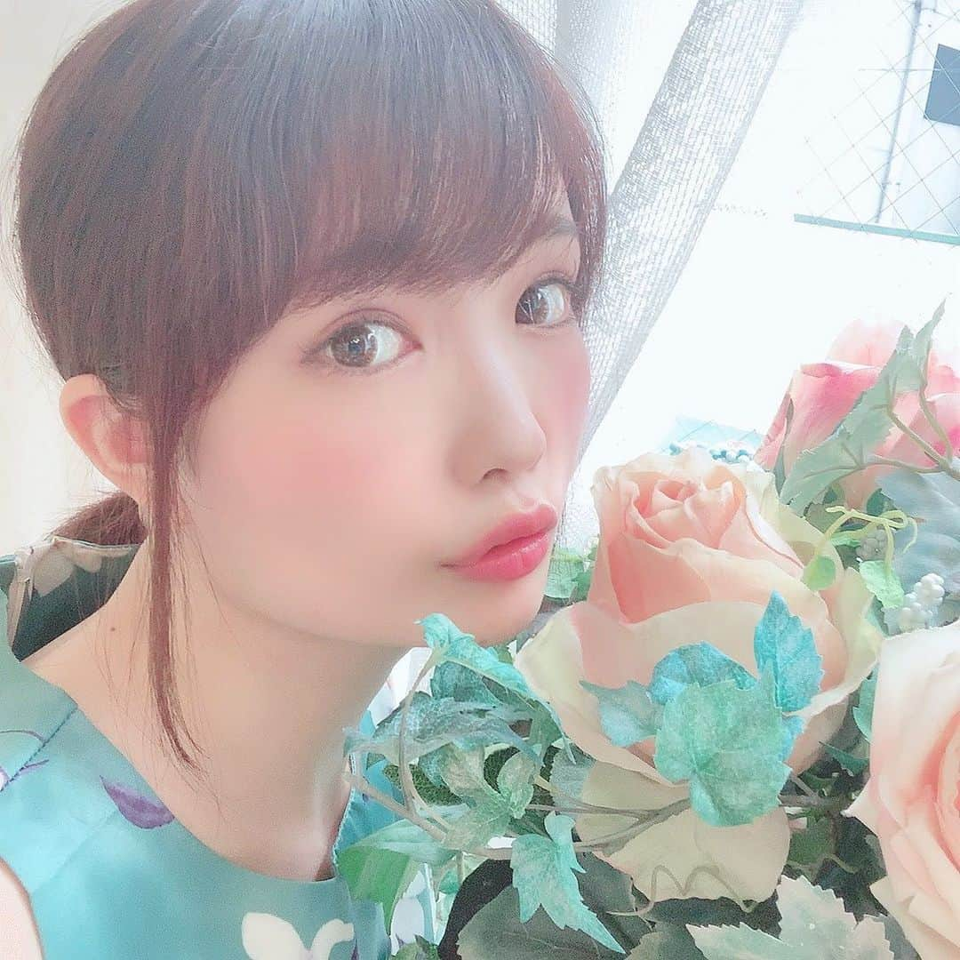 浅井麻里さんのインスタグラム写真 - (浅井麻里Instagram)「✨✨﻿ ﻿ お仕事で着物を着せていただくことも多いから、﻿ 襟足整えてうなじ綺麗な後ろ姿にしたいなーって この前初めて本格シェービングサロンに﻿ 行ってみましたー❤️🙋‍♀️﻿ ﻿ お世話になったのは、﻿ 本格シェービング＆アロマエステ専門店の﻿ aimellow(アイメロウ)さん✨﻿ 襟足だけじゃなくて、顔と首全体的に！ ディープクレンジングからの和服美人コース👘﻿ →本格シェービング(顔・小鼻周り・耳・首・襟足)﻿ →アロマエステ(顔)→小鼻周りの毛穴吸引﻿ →潤い保湿パック→眉カット﻿ ﻿ もうね、肌のツルツル感とモチモチ感が﻿ めちゃくちゃ良くなって、﻿ ずっと触ってたいぷるぷる肌になった💕☺️﻿ ピーリングとかのケアも大事だけど、﻿ シェービングでこんな変わるんだ！って衝撃❣️😳﻿ ﻿ 襟足を綺麗に整えてもらったから、﻿ うなじスッキリ✨(写真2枚目ね⏩)﻿ 顔のうぶ毛なくなったらメイクのりもいいし最高💕﻿ また行こーっと🎵😚﻿ ﻿ ﻿ #うる肌シェービング#うなじ美人#シェービング#美容#自由が丘#シェービングサロン#うなじ#襟足#ビジョビ#ガールズプレス#アップヘア#instabeauty」7月27日 21時42分 - mari_asai_625