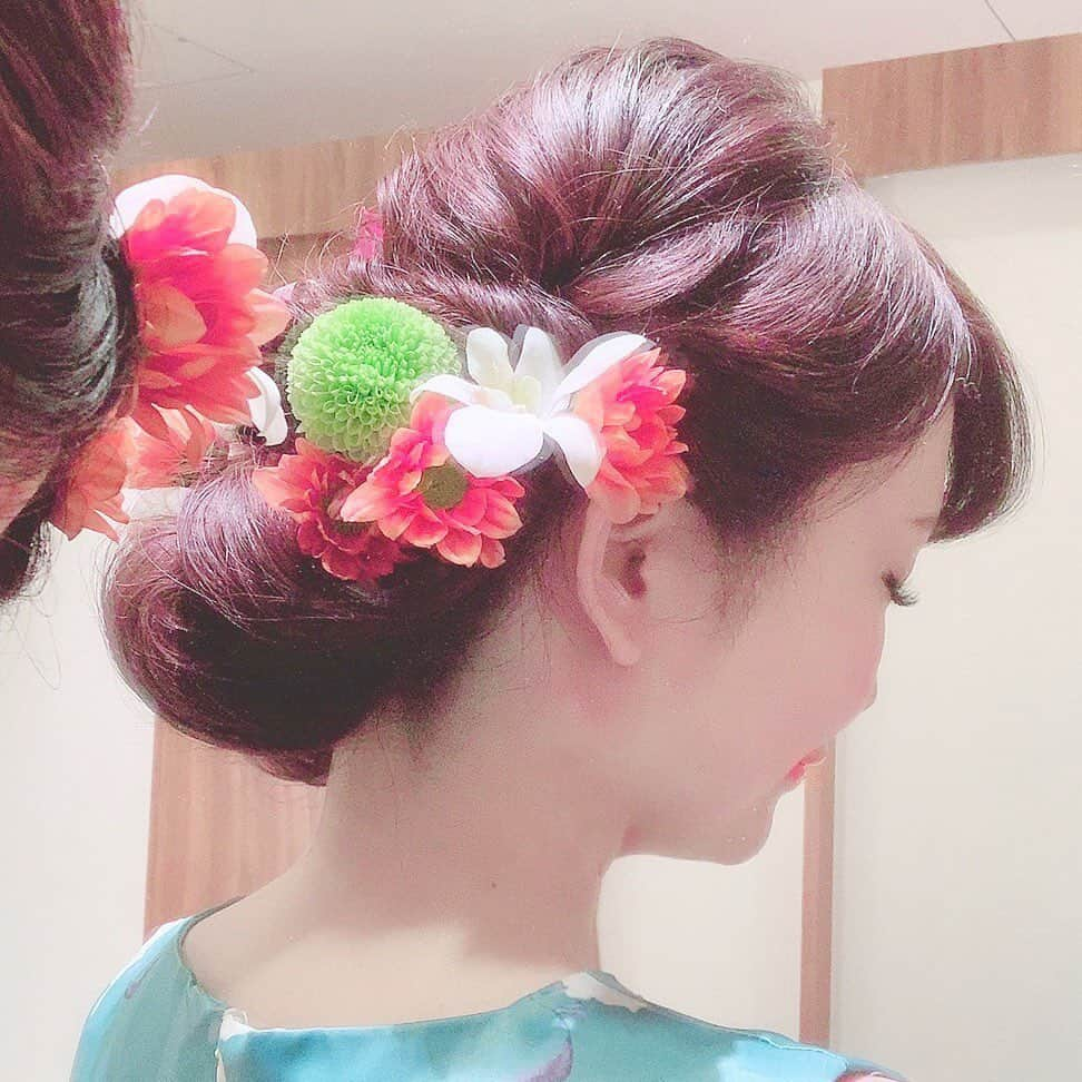 浅井麻里さんのインスタグラム写真 - (浅井麻里Instagram)「✨✨﻿ ﻿ お仕事で着物を着せていただくことも多いから、﻿ 襟足整えてうなじ綺麗な後ろ姿にしたいなーって この前初めて本格シェービングサロンに﻿ 行ってみましたー❤️🙋‍♀️﻿ ﻿ お世話になったのは、﻿ 本格シェービング＆アロマエステ専門店の﻿ aimellow(アイメロウ)さん✨﻿ 襟足だけじゃなくて、顔と首全体的に！ ディープクレンジングからの和服美人コース👘﻿ →本格シェービング(顔・小鼻周り・耳・首・襟足)﻿ →アロマエステ(顔)→小鼻周りの毛穴吸引﻿ →潤い保湿パック→眉カット﻿ ﻿ もうね、肌のツルツル感とモチモチ感が﻿ めちゃくちゃ良くなって、﻿ ずっと触ってたいぷるぷる肌になった💕☺️﻿ ピーリングとかのケアも大事だけど、﻿ シェービングでこんな変わるんだ！って衝撃❣️😳﻿ ﻿ 襟足を綺麗に整えてもらったから、﻿ うなじスッキリ✨(写真2枚目ね⏩)﻿ 顔のうぶ毛なくなったらメイクのりもいいし最高💕﻿ また行こーっと🎵😚﻿ ﻿ ﻿ #うる肌シェービング#うなじ美人#シェービング#美容#自由が丘#シェービングサロン#うなじ#襟足#ビジョビ#ガールズプレス#アップヘア#instabeauty」7月27日 21時42分 - mari_asai_625