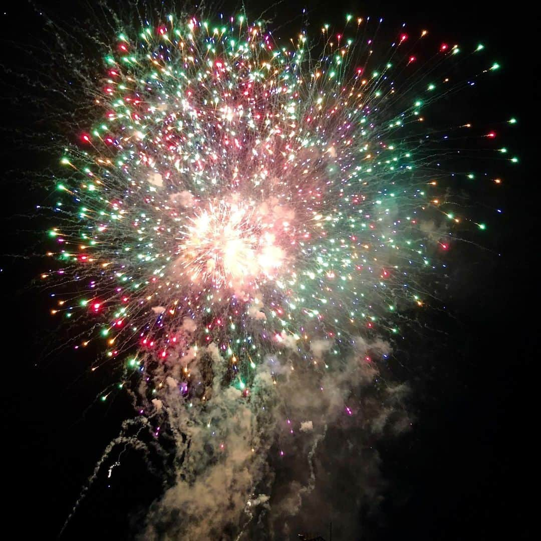 大西宏幸さんのインスタグラム写真 - (大西宏幸Instagram)「大阪の夏を彩る風物詩 日本三大祭り 天神祭も今年も無事に終え、後半の夏祭りと盆踊りが重なってきました。 もう一度、天神祭の花火をご披露させて貰います♫ 来年も待ってろよ♫ #大西宏幸 #衆議院議員 #日本三大祭り #天神祭 #花火 #来年まで待ってろよ♫  A classic that colors summer in Osaka  Japan's three major festivals Tenjin Matsuri also ended safely this year, and the summer festival and the Bon festival dance overlap in the latter half.  Once again, I will show you the fireworks of Tenjin Festival.  Wait for next year too  # Hiroyuki Onishi # Representatives of the House of Representatives # Three Great Festivals of Japan # Tenjin Festival # Fireworks # Wait until Next Year  是大阪夏日的经典之作  日本的三大节日天神祭也在今年安全结束，夏季节和盂兰盆节舞在下半年重叠。  再一次，我将向您展示天神节的烟花。  等了明年  #Anoyuki Onishi＃众议院代表＃日本三大节日#Tenjin Festival #Fireworks＃等到明年」7月27日 21時45分 - hiroyukionishi