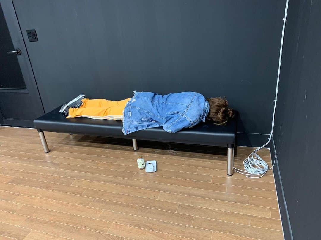 のインスタグラム：「피군햄(피곤해).. 연습하다가 자는중 Zzz #2ne1 @dnation_official #dnation #디네이션 #박봄 #parkbom #bompark #ぼム #朴春‎#بارك_بوم#」