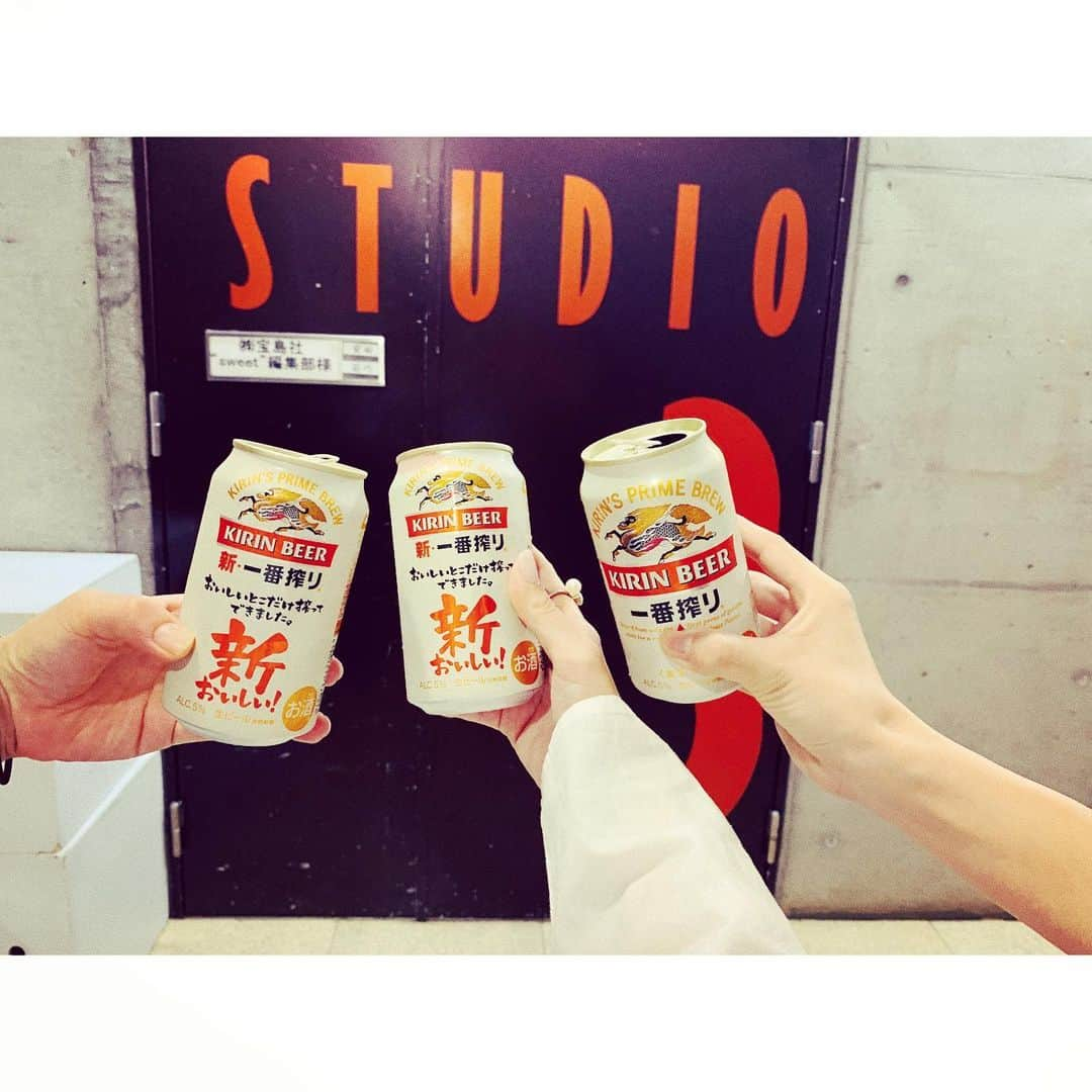 紗栄子さんのインスタグラム写真 - (紗栄子Instagram)「さて、今日も撮影終了！！ 新しくなった一番搾りを差し入れで頂いたので、撮影後に連載メンバーで乾杯🍻✨ インスタを長いことみてくださっているかたはご存知だと思いますが、 わたくし... ビール... 好きなんです🍺💘 暑い日頑張った撮影後のビールは特においしい💘 飲みやすくて夏にぴったりの新一番搾りでした🌻 #新一番搾り#ビール#PR#これが私の一番おいしい」7月27日 21時48分 - saekoofficial