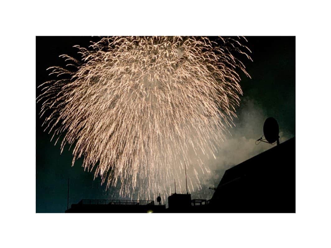 川村亜紀さんのインスタグラム写真 - (川村亜紀Instagram)「暑いのはあまり好まないけれど、日本の夏という響きは好きになる。 #fireworks #fireworksfestival #sumidagawafireworks #japanesesummer  #隅田川花火大会 #日本の夏  #花火大会 #暑さに弱い」7月27日 21時53分 - _aki1015_