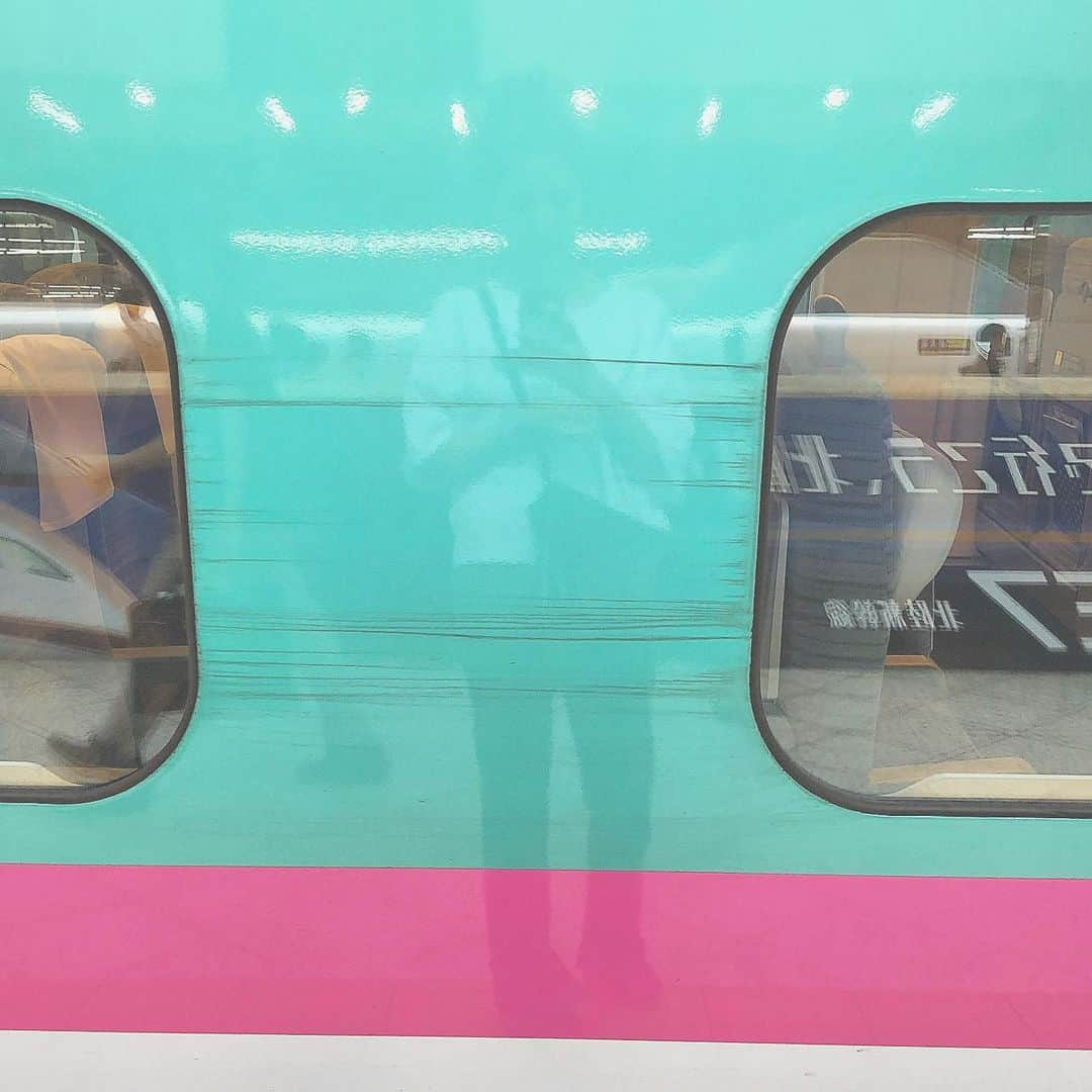 橋本香澄さんのインスタグラム写真 - (橋本香澄Instagram)「. オススメの旅行先〜教えて🚄🌿 . 新幹線のキズ⚙️⛓ . #reset #flesh #refresh #stressfree  #trip #tripgirl #traveler #holiday  #ootd #roxy #roxygirl #gu #japan」7月27日 22時01分 - _jasmine_tete_