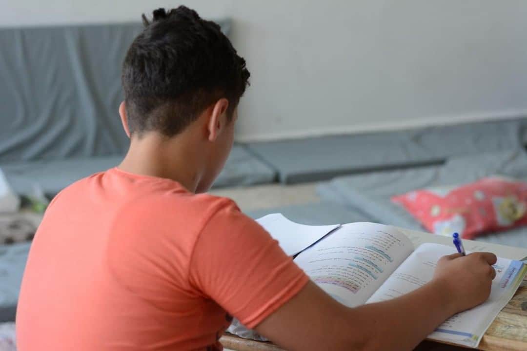 unicefさんのインスタグラム写真 - (unicefInstagram)「“I know I took a significant risk coming here but I want to make myself and my parents proud,” says 14-year-old Zein, who braved a dangerous and sleepless 24-hour journey to take his school exams in Hama, Syria. On arrival, Zein was welcomed at a UNICEF-supported accommodation centre, which supports students with a safe place to rest and with transport, stationary and revision classes. #ForEveryChild, education. © UNICEF/ Syria 2019/ Aldroubi」7月27日 21時55分 - unicef