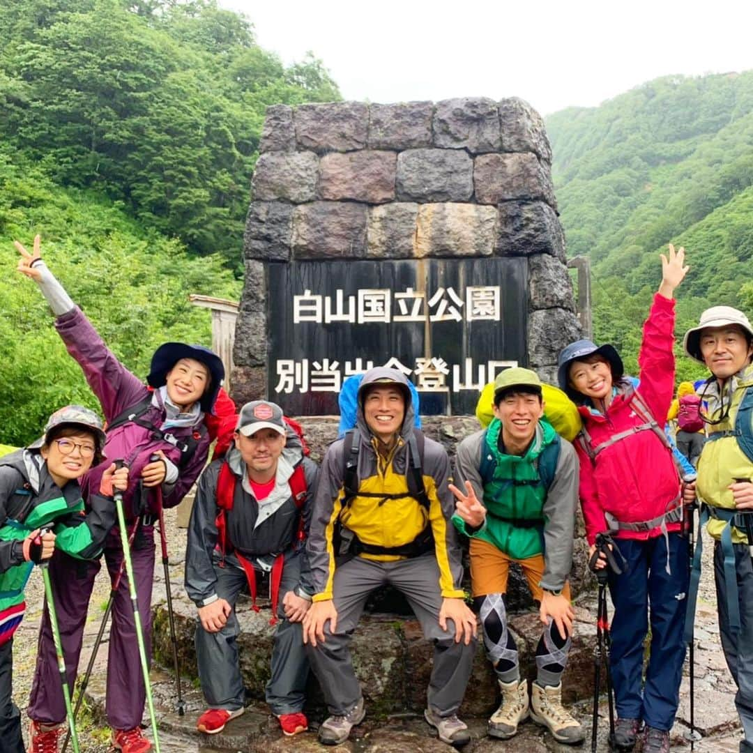 河谷麻瑚さんのインスタグラム写真 - (河谷麻瑚Instagram)「. 先週、会社の人たちと 白山登りました！！！ 標高2702メートル🙋‍♀️💓 . . 登り始め、辛くて辛くて大変だったけど(写真3枚目) 御来光も雲の間から見えてハッピー🙆‍♀️❤️ . . 山の上で食べたおにぎり&カップラーメン、 美味しかったなぁ😊💓 メンバーにも恵まれ、 笑い転げてばっかりでした❤️ . 登山、趣味にします！！！🙋‍♀️💗 . #白山#登山#初登山#標高2702メートル#思い出#美化される#最初辛かった#御来光#JA白山#おにぎり#山頂#何時間おったんやろ#笑いっぱなし#次は#立山#いつか#富士山#石川テレビ#アナウンサー#河谷麻瑚」7月27日 21時55分 - makokawatani