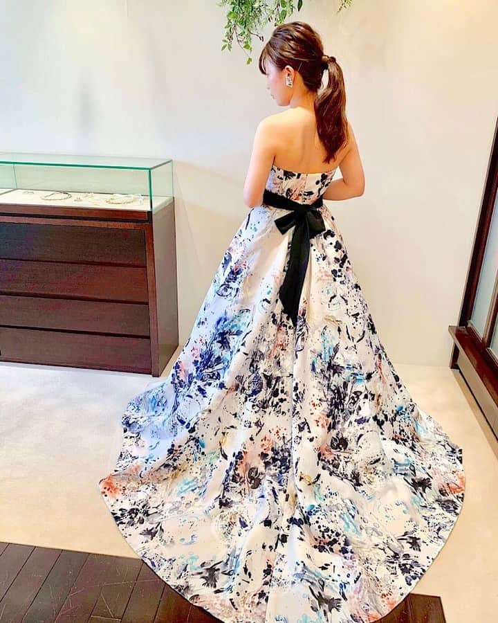 Dresses (ドレッシーズ)さんのインスタグラム写真 - (Dresses (ドレッシーズ)Instagram)「#ヨーランクリス のハイウエストカラードレシ✨⠀ *⠀⠀ コーディネートのポイントや詳細は⠀⠀⠀⠀ @dresses_weddingdressホーム画面URLへ。⠀⠀⠀⠀ ----------------------------------------⠀⠀⠀⠀ ウェディングドレス:04-7376⠀⠀⠀ ドレスブランド: @yolancris⠀ イヤリング:07-8669⠀⠀⠀⠀ こちらのドレスは⠀⠀⠀⠀⠀⠀⠀⠀ @fiorebianca_wedding のドレスです。⠀⠀⠀⠀ ⠀ -----------------------------------------⠀⠀⠀⠀ <お問い合わせ>⠀⠀⠀⠀ 💌@dresses_weddingdress へDM⠀⠀⠀⠀ 📞 0120-791-249⠀⠀⠀⠀ ご試着予約やレンタル価格など、お気軽にお問い合わせください。⠀⠀⠀⠀ -----------------------------------------⠀⠀⠀⠀ *⠀⠀⠀⠀ その他の @yolancris のドレスは⠀⠀⠀⠀ #yolancris_dresses よりご覧いただけます。⠀⠀⠀⠀ ----------------------------------------⠀⠀⠀⠀ プレ花&卒花さまの素敵なお写真をご紹介します✨⠀⠀⠀⠀ 《 #ドレッシーズ花嫁 》を付けて、投稿してくださいね💐⠀⠀⠀⠀ ----------------------------------------⠀⠀⠀⠀ *⠀⠀⠀⠀ 素敵だと思ったら、写真をダブルタップ✨⠀⠀⠀⠀ *⠀⠀⠀⠀ #ドレッシーズ#ヨーランクリス#プレ花嫁#熊本花嫁#yolancrisbride#プレ花嫁#運命のドレス#スタイリッシュドレス#サテンドレス#全国の花嫁さんと繋がりたい#プレ花嫁さんと繋がりたい#インポートドレス#インポートドレスショップ#ウェディングドレス#ドレス迷子#2019夏婚#2020春婚」7月27日 21時57分 - dresses_weddings