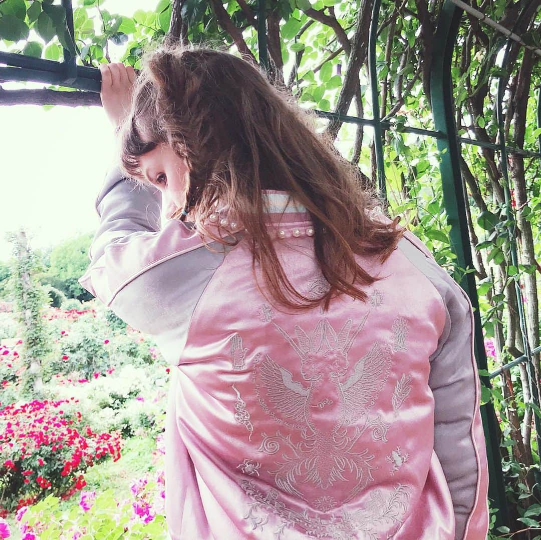 東佳苗さんのインスタグラム写真 - (東佳苗Instagram)「rurumu:2019 autumn/winter🐇 【angel bless you.】 off shot❤︎ photo by me🐇 ❤︎❤︎❤︎❤︎👼🏼👼🏼👼🏼❤︎❤︎❤︎❤︎ photo： @fujii_yui  hairmake： @hirono.nyan.xoxo  model： @themisofdoom  item：ornament knit pullover、ornament line knit skirt、fallen angel souvenir jacket design&styling&direction：me  assistant： @mmiho_n  @misaishibashi_  #rurumu2019aw #rurumu 🎀🏹💓🕊⚖️🕷💒📝📓🧸💘🍴🐖🕯⚰️💎」7月27日 21時57分 - usagi_kanae