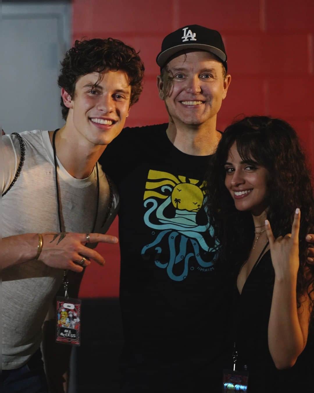 blink-182さんのインスタグラム写真 - (blink-182Instagram)「Hanging out behind the club on the weekend. @shawnmendes @camila_cabello 🤘」7月27日 22時00分 - blink182