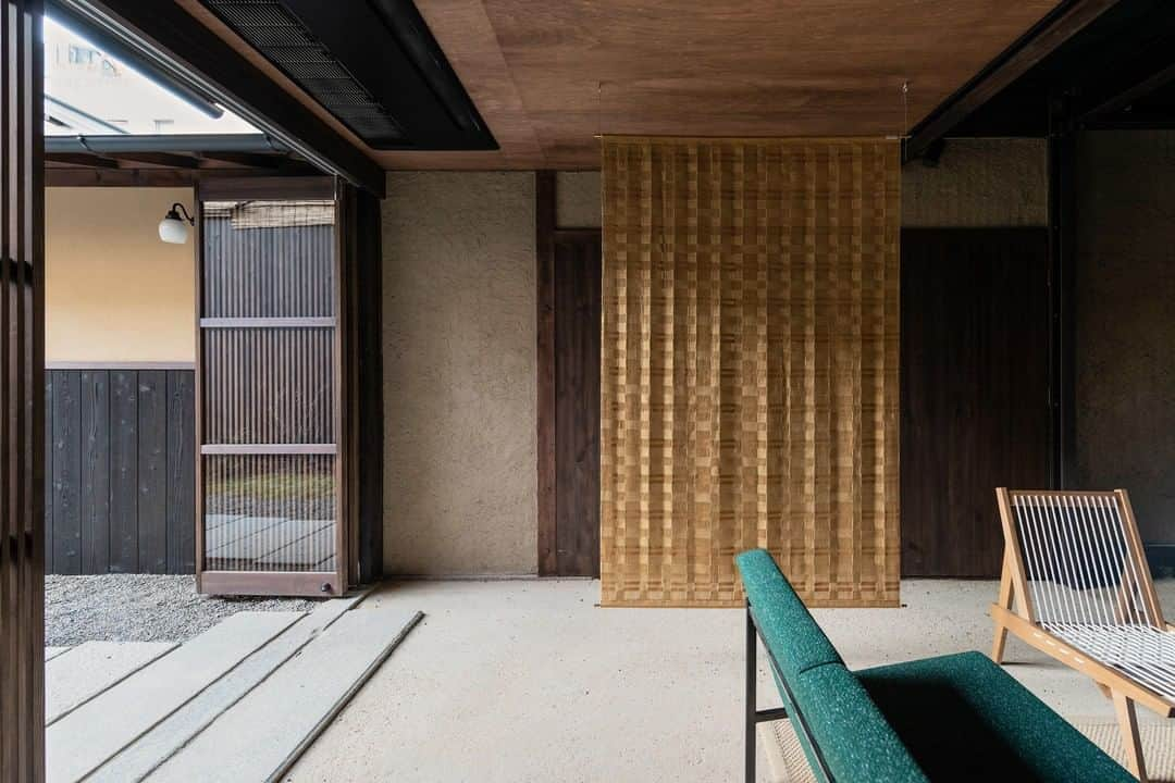 Artekさんのインスタグラム写真 - (ArtekInstagram)「The Kiki Bench at Nazuna Kyoto Gosho, a Ryokan spanning across two traditional Kyoto-style townhouses (“Kyomachiya”) that were previously home to a lumber business.  Interior: Kiraku, Inc. Photo: Yoshiro Masuda @nazuna.official #artek #kikibench #tapiovaara #kyoto #ryokan #nazunakyotogosho」7月27日 22時00分 - artekglobal