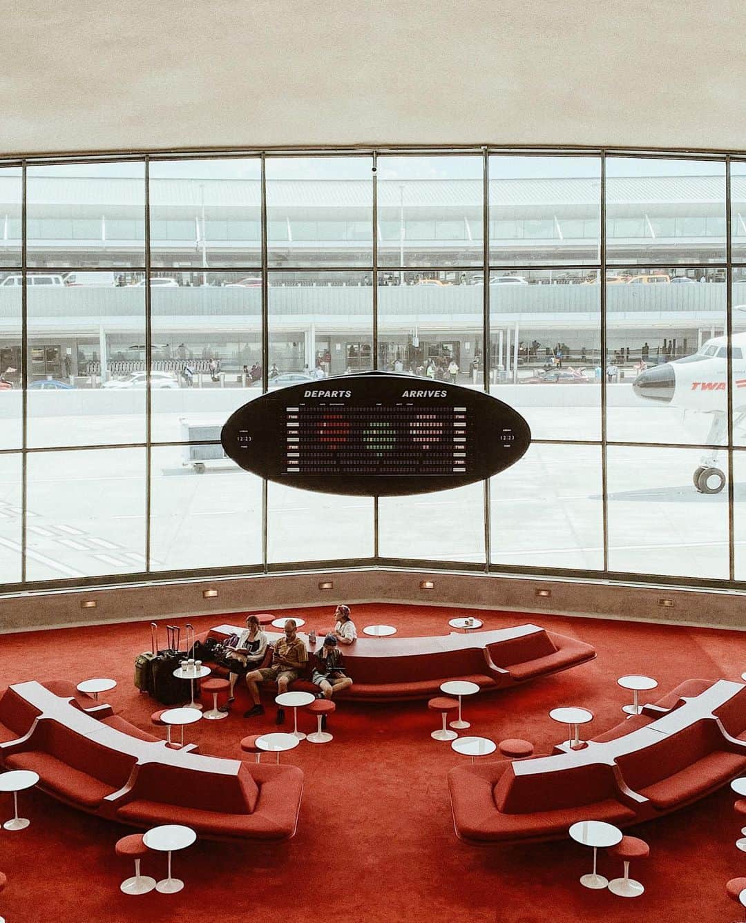 三浦大地さんのインスタグラム写真 - (三浦大地Instagram)「最後はJFK空港にオープンしたばかりのTWA HOTELにステイ。  昔のターミナルをリノベーションした空港ホテル。  ここ凄く良かった。  俺が求めるデザイナーズホテルでした。  昔からある建築とコンセプトを継承してソフト部分は現代に。 この場所にあるべき、この場所でしかできない経験。  ここは必見です。  #twahotel #jfk #jfkairport #newyork #nyc #airport #dmnyclife」7月27日 22時09分 - daichi_1127