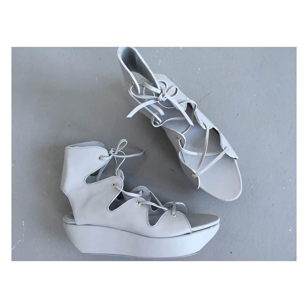 デニズテルリのインスタグラム：「Summer Vibes! I don’t only do high heels. These beauties I made for a collab with the uber talented @nannavanblaaderen  #summertime #summervibes #denizterli #designershoes #handmade #footweardesigner #gladiatorsandals #leathershoes #rotterdam」