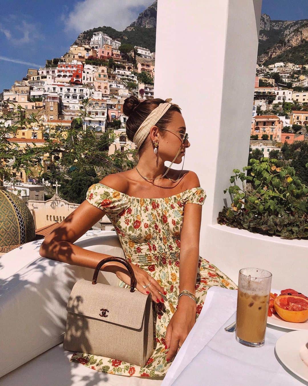 We Wore Whatさんのインスタグラム写真 - (We Wore WhatInstagram)「Hands down the most beautiful place to eat breakfast ♡ from the local shops to breathtaking views, Positano has my heart」7月27日 22時03分 - weworewhat
