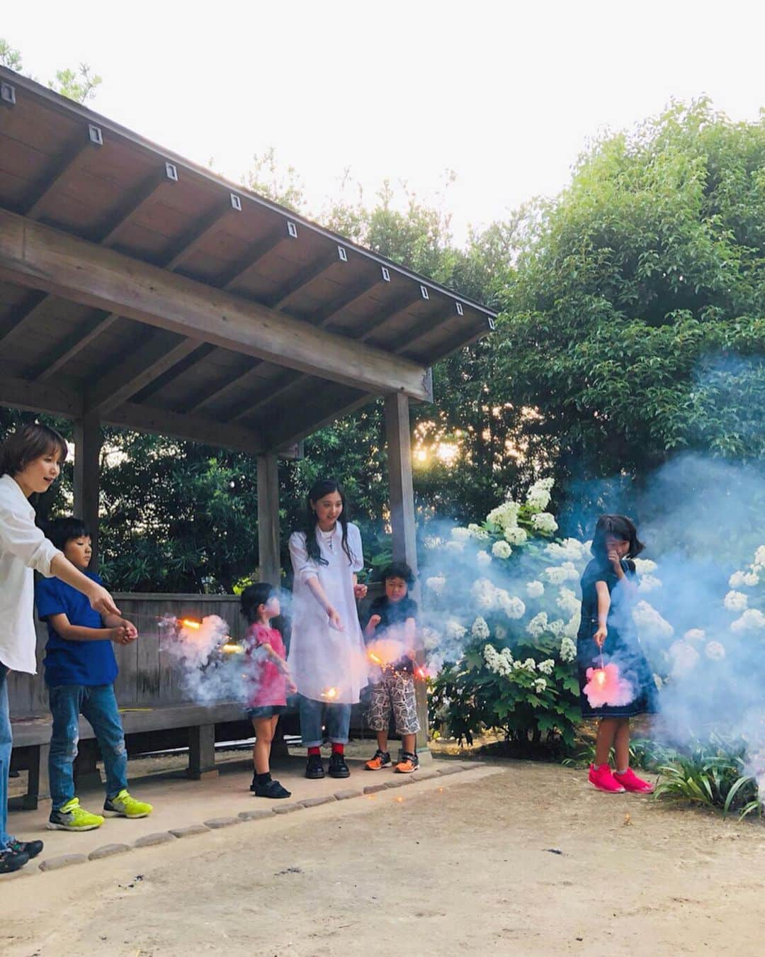 悠花さんのインスタグラム写真 - (悠花Instagram)「今夜の悠花のナガサキ街音では【立岩商店】さんにおじゃましましたよ〜❣️ ・ 花火の専門店というのは初めて行ったんですが、たくさんの種類の花火が置いてあってワクワクしました🤭💥 ・ 今年初花火は可愛い子供達と❤︎ みんなで鬼ごっこしたりかくれんぼしたり花火したり、、楽しい時間でした🤤💓 ・ ありがとうございました✨ ・ #立岩商店#花火#線香花火#悠花のナガサキ街音#長崎#長崎県ホンダカーズ#ホンダ#nib#model#松尾悠花#haruka#instagood #instalike #lol#hair#make#fashion#Love#enjoy」7月27日 22時04分 - haruka_217_