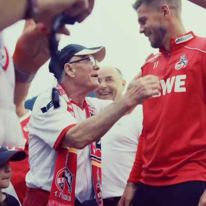 シモン・テローデのインスタグラム：「Hautnah. 👱🏼‍♂️🤝👨🏼‍🦳👉 #effzeh」