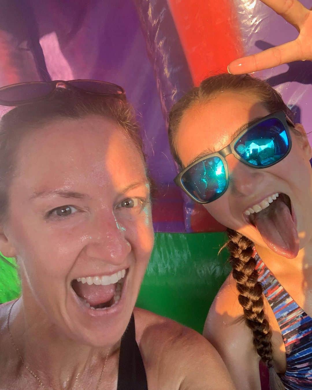 マリッサ・キャステリのインスタグラム：「Mile 9 inflatable waterslide for the win!Had a blast at the Blessing of the Fleet 10miler! . . . . . * #summer #waterslide #narragansett #blessingofthefleet10miler #rhodeisland #runningmotivation #halfmarathontraining」