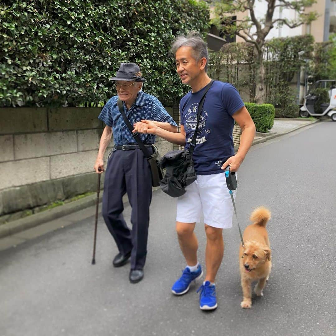 宮本亜門さんのインスタグラム写真 - (宮本亜門Instagram)「朝早くにお父さんが来たよ🎶 一緒にお散歩。嬉しいなあ😃 #保護犬 #ビート #宮本亜門」7月27日 13時14分 - beatamon