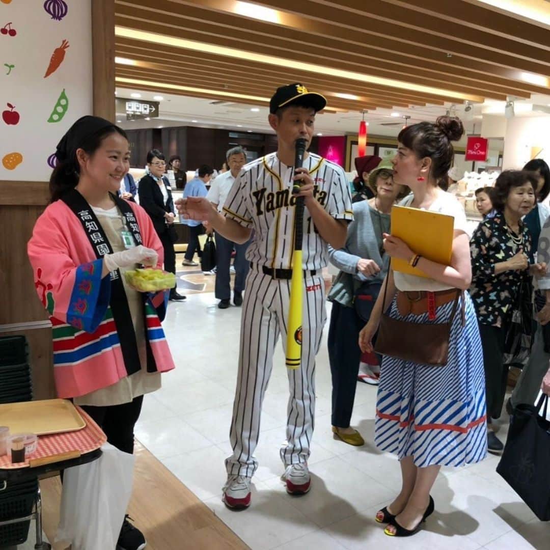 のインスタグラム：「阪神百貨店プレミアムサマーバザール！  #阪神百貨店 #梅田 #タイガースショップ  #プレミアムフライデー #試食」