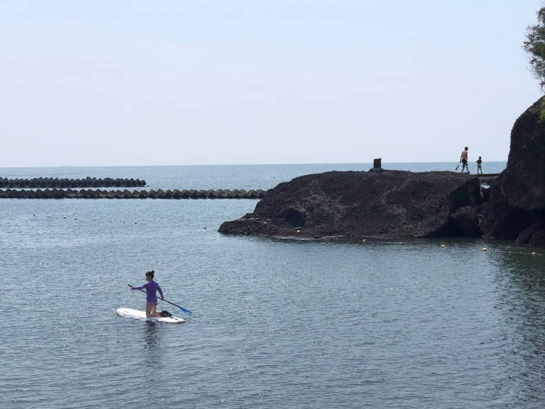 千鶴さんのインスタグラム写真 - (千鶴Instagram)「. 今年も一泊旅行！海編🌊  初のSUPに挑戦 せりながうますぎて先生にめちゃくちゃ褒められてた笑 そのお陰かな？終わったあとプランになかった 温泉まで入れて幸せだったわぁw  わたしも意外といけた😍  #静岡 #弾丸西伊豆旅 #女子旅 #SUP #大人の修学旅行  #ドタバタ三姉妹 #異色メンバー  #体幹の鬼山内 #カメラマン平山 #汗だく宮川  #バランス取れてます」7月27日 13時28分 - chiduru9898