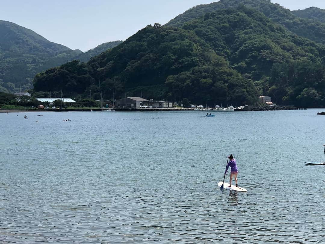 千鶴さんのインスタグラム写真 - (千鶴Instagram)「. 今年も一泊旅行！海編🌊  初のSUPに挑戦 せりながうますぎて先生にめちゃくちゃ褒められてた笑 そのお陰かな？終わったあとプランになかった 温泉まで入れて幸せだったわぁw  わたしも意外といけた😍  #静岡 #弾丸西伊豆旅 #女子旅 #SUP #大人の修学旅行  #ドタバタ三姉妹 #異色メンバー  #体幹の鬼山内 #カメラマン平山 #汗だく宮川  #バランス取れてます」7月27日 13時28分 - chiduru9898